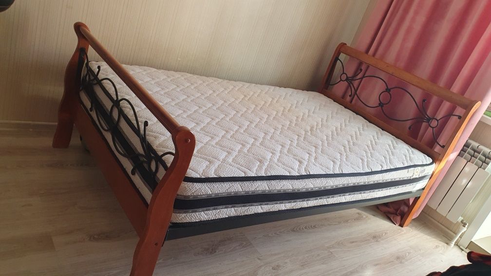 Продам кровать. Каркас метал + дерево.