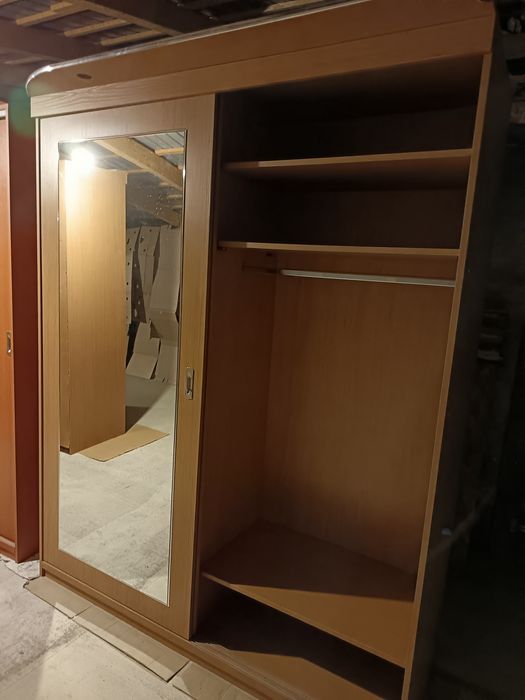 Vând dulapuri de haine, stare foarte bună. Preturi la vedere