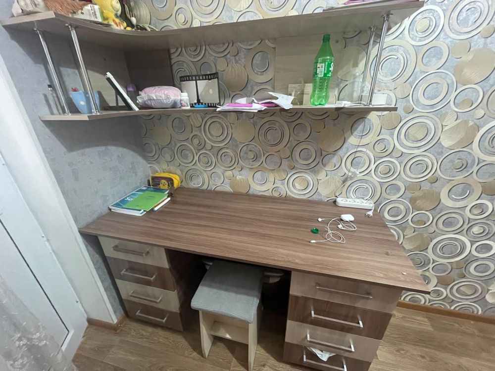 Двухярусная кровать , письменный стол, шкаф для одежды