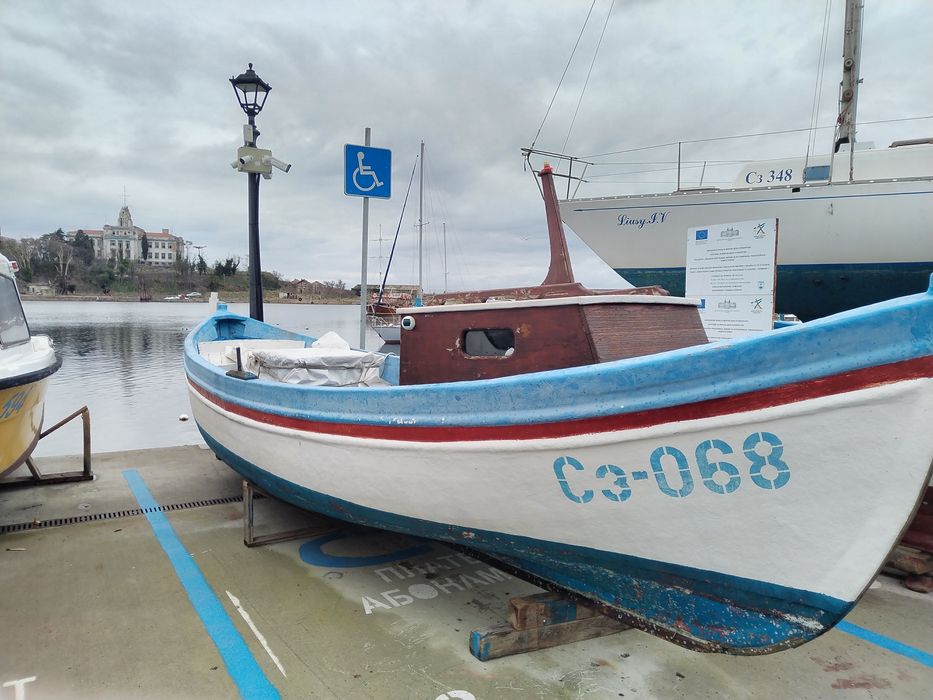 Лодка рибарска с двигател