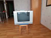 Телевизор JVC в рабочем состоянии