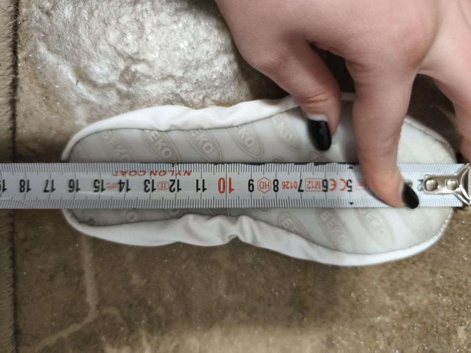 Цвички на Беко бели кожени