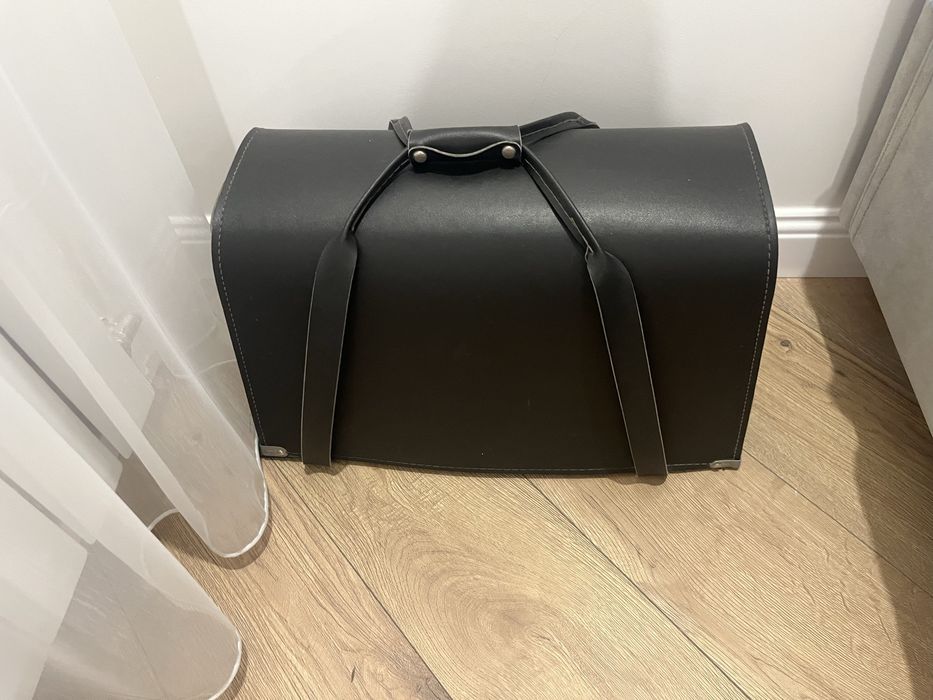 Швейная машинка черная, в хорошем состояний.