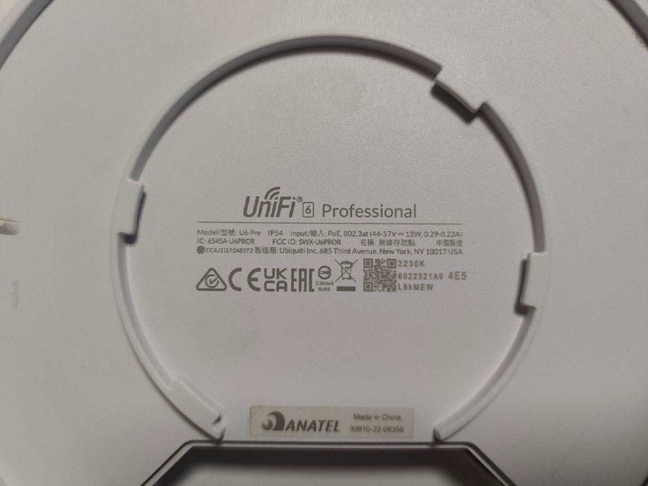 Точка доступа Ubiquiti U6 Pro с коробкой