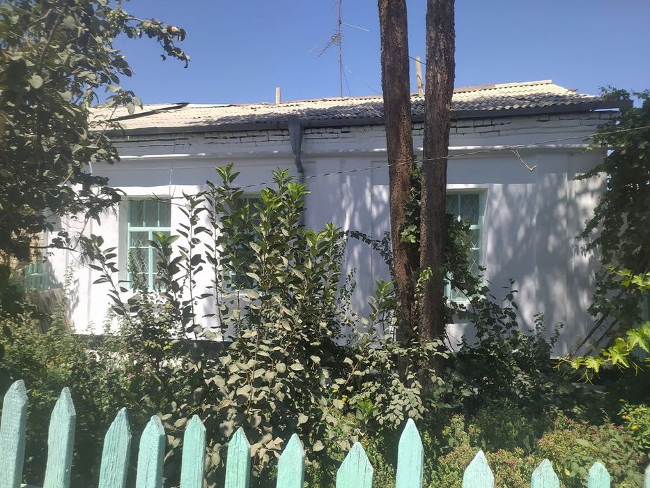 Продается дом на земельном участке.