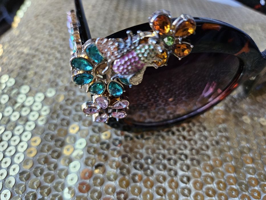 Дамкси слънчеви очила.