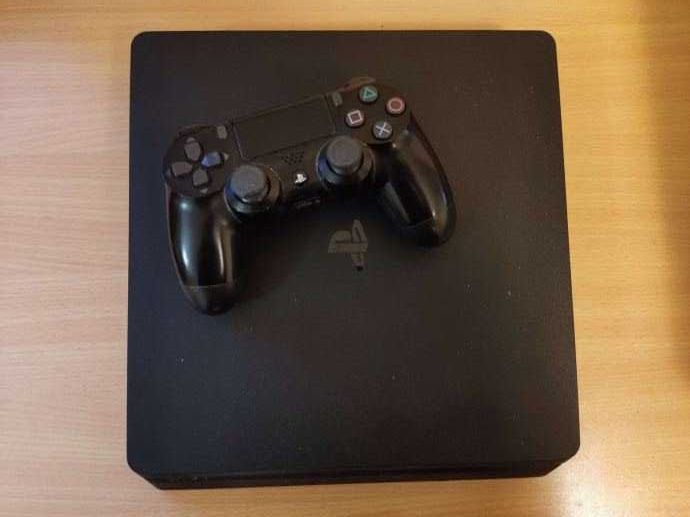 PS4 slim модел + PlayStation игри