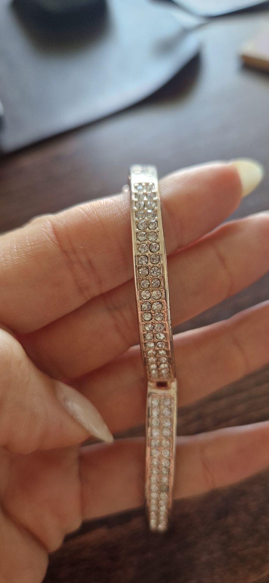 Твърда гривна на Guess