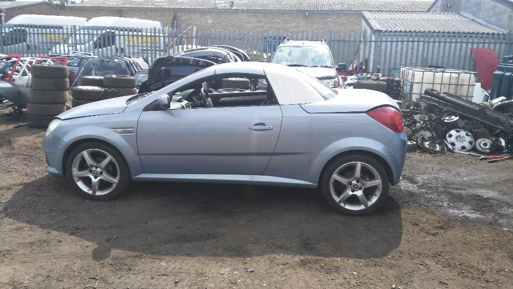 Dezmembrez Opel Tigra Twintop 1.8 benzina