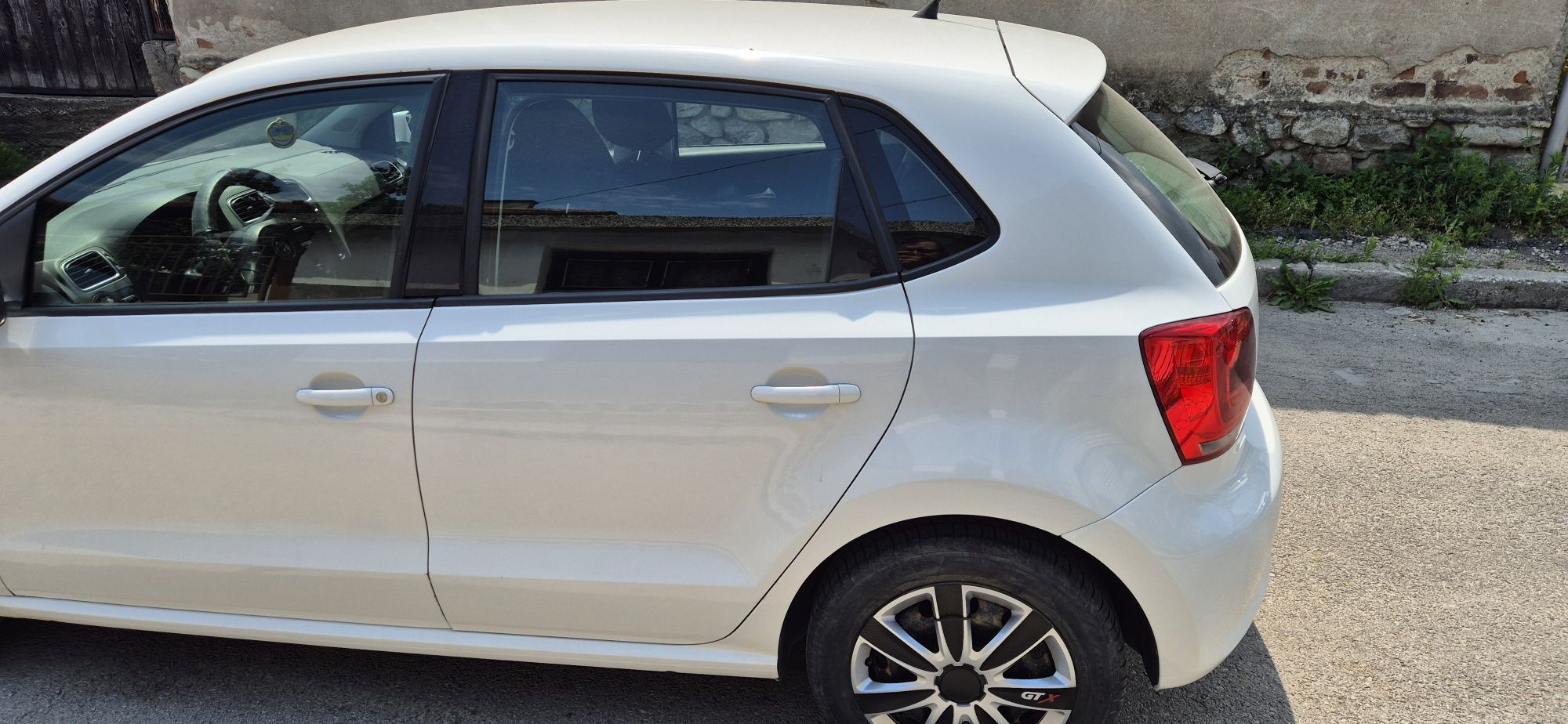 Продавам лек автомобил Volkswagen Polo