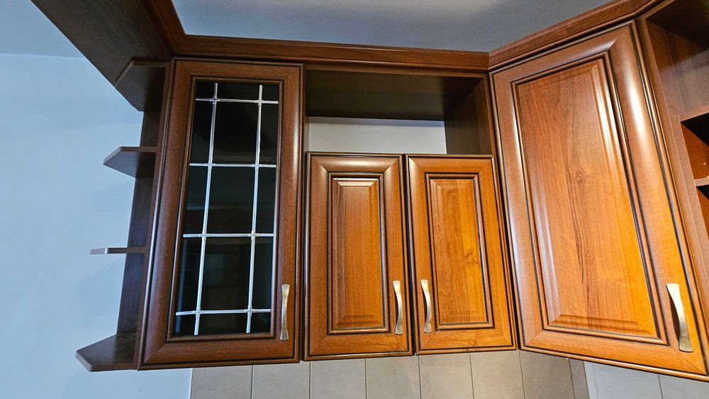 Ъглова кухня с фурна, мивка и аспиратор