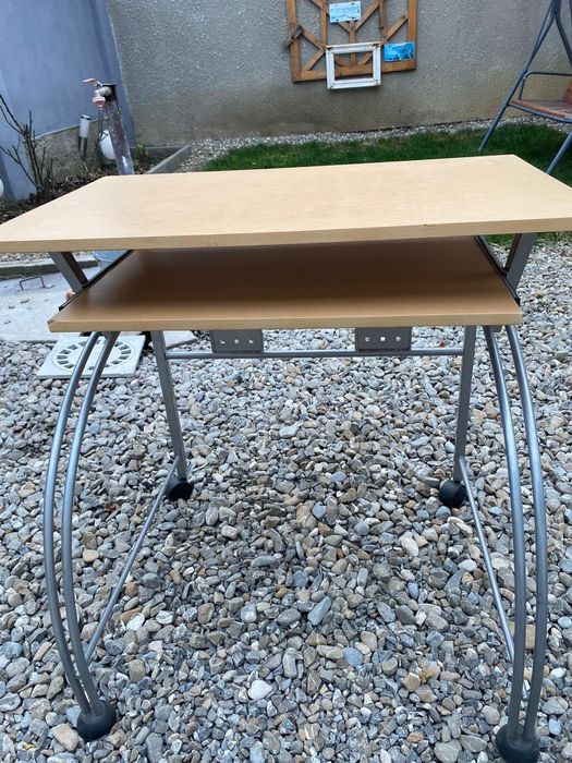 Birou din lemn cu roti