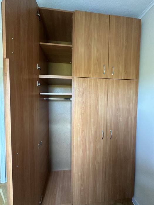 Висок четирикрилен гардероб