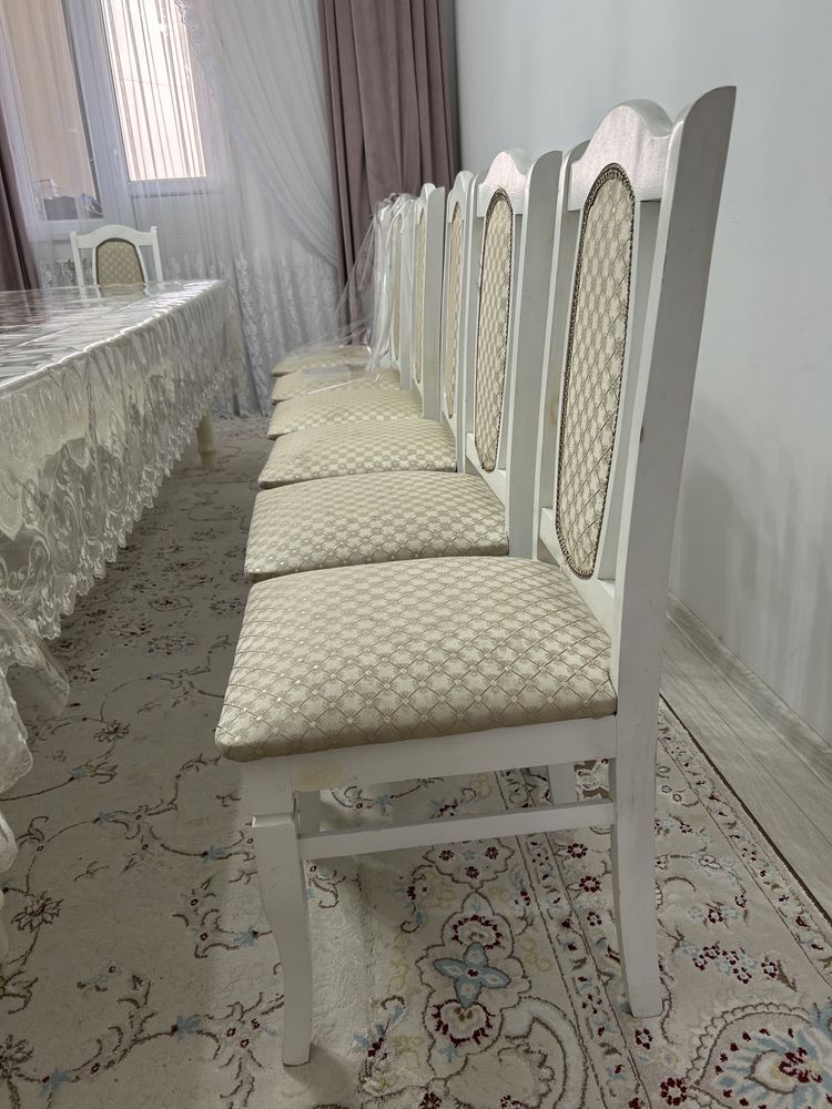 Стол с 14 стульями