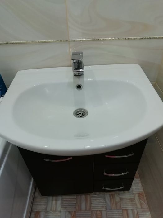 Продам тумбу с раковиной в ванную комнату.