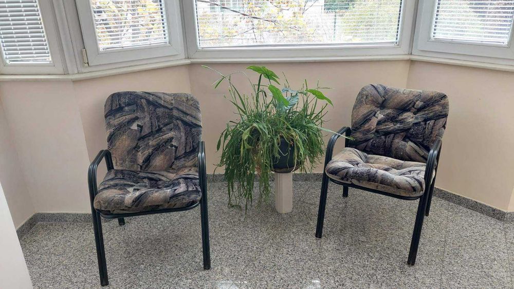 Продавам пет стола с мека тапицерия.  Напълно запазени.