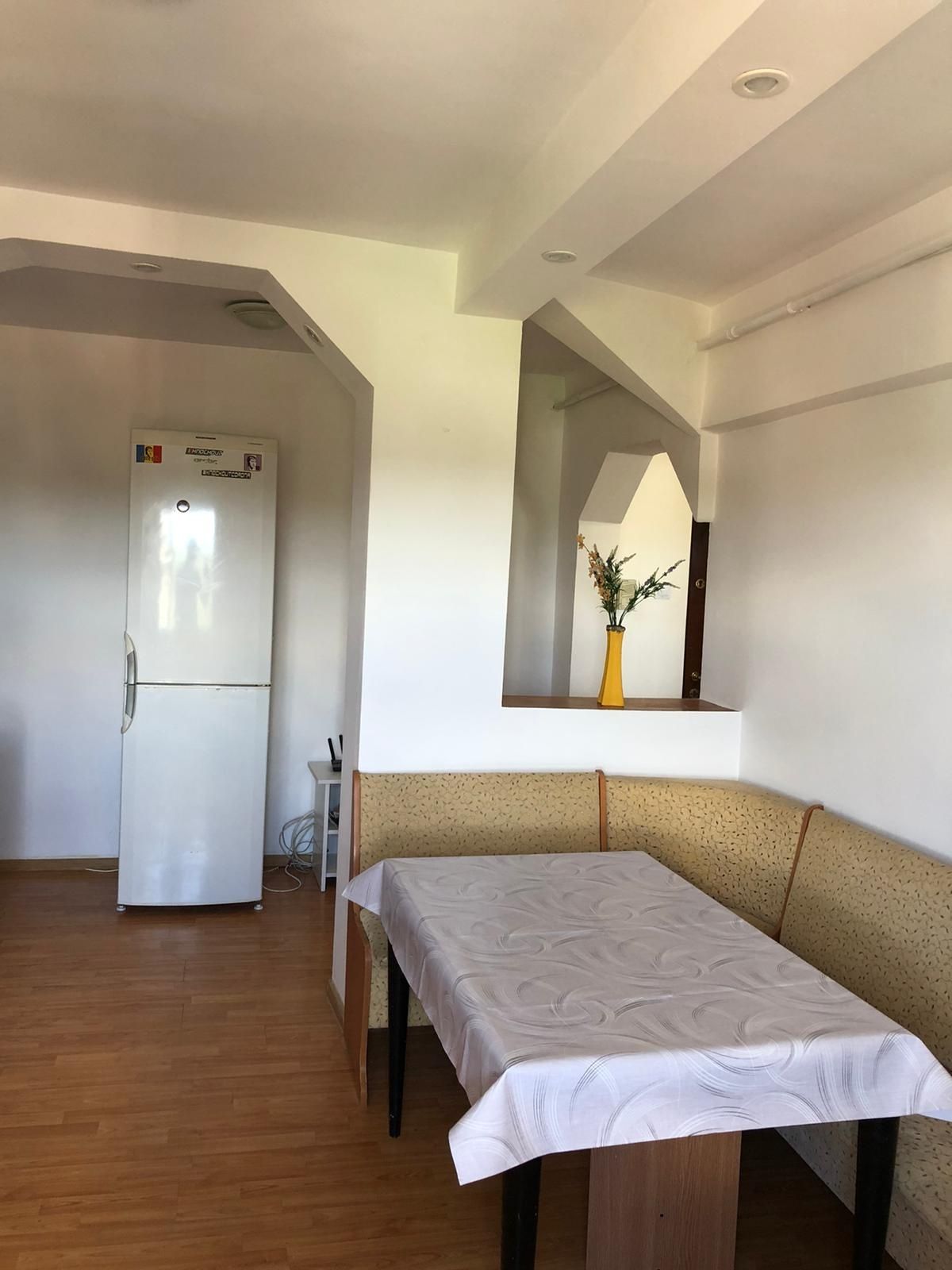 Închiriez apartament 2 care trivale complexul 2 etajul 4 pitesti