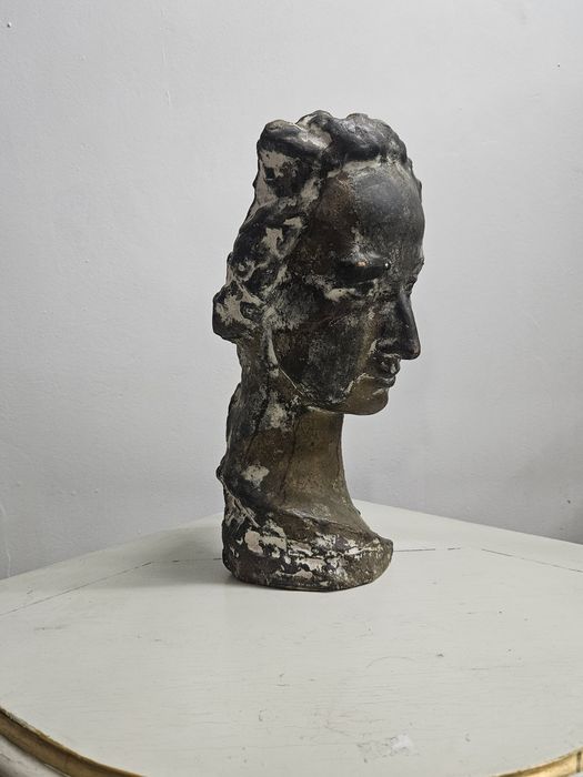 Бронзова склуптора  глава.