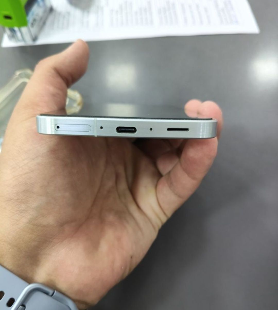 Samsung Galaxy A56 5G  8/128 Vetnam sotiladi