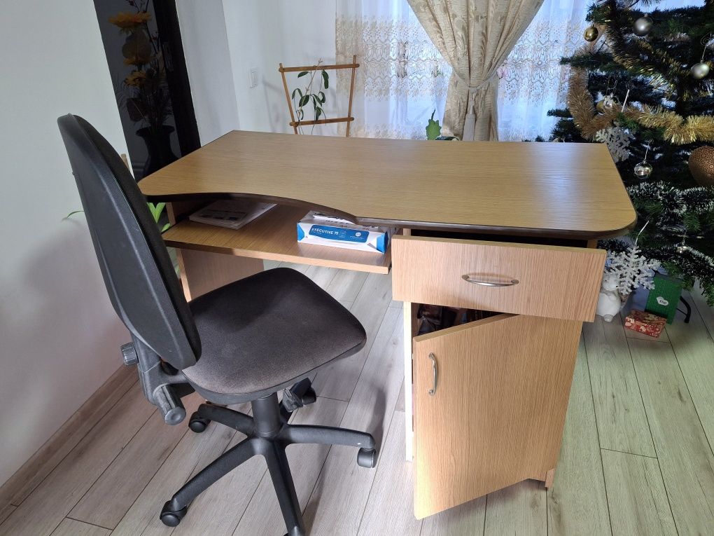 Vând birou cu scaun reglabil