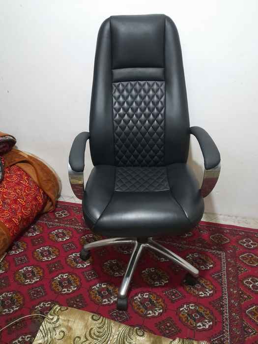 Продаются офисное кресло в хорошем состоянии .