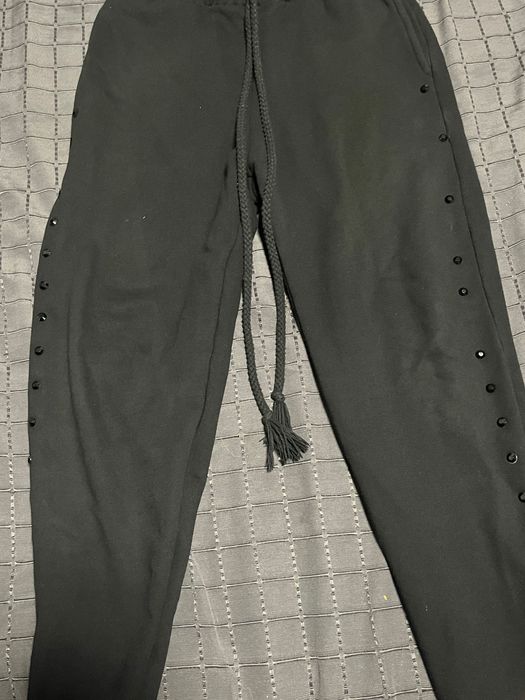 Vând pantaloni young rich white cu pietricele