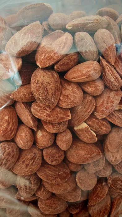 Прясно изпечен български бадем със сол – реколта 2025