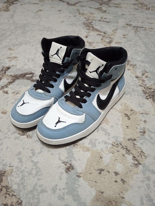 Air jordan krasofka sotiladi