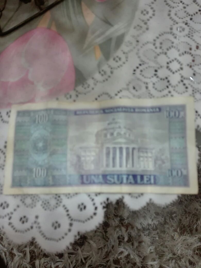 Bancnota 100 lei.