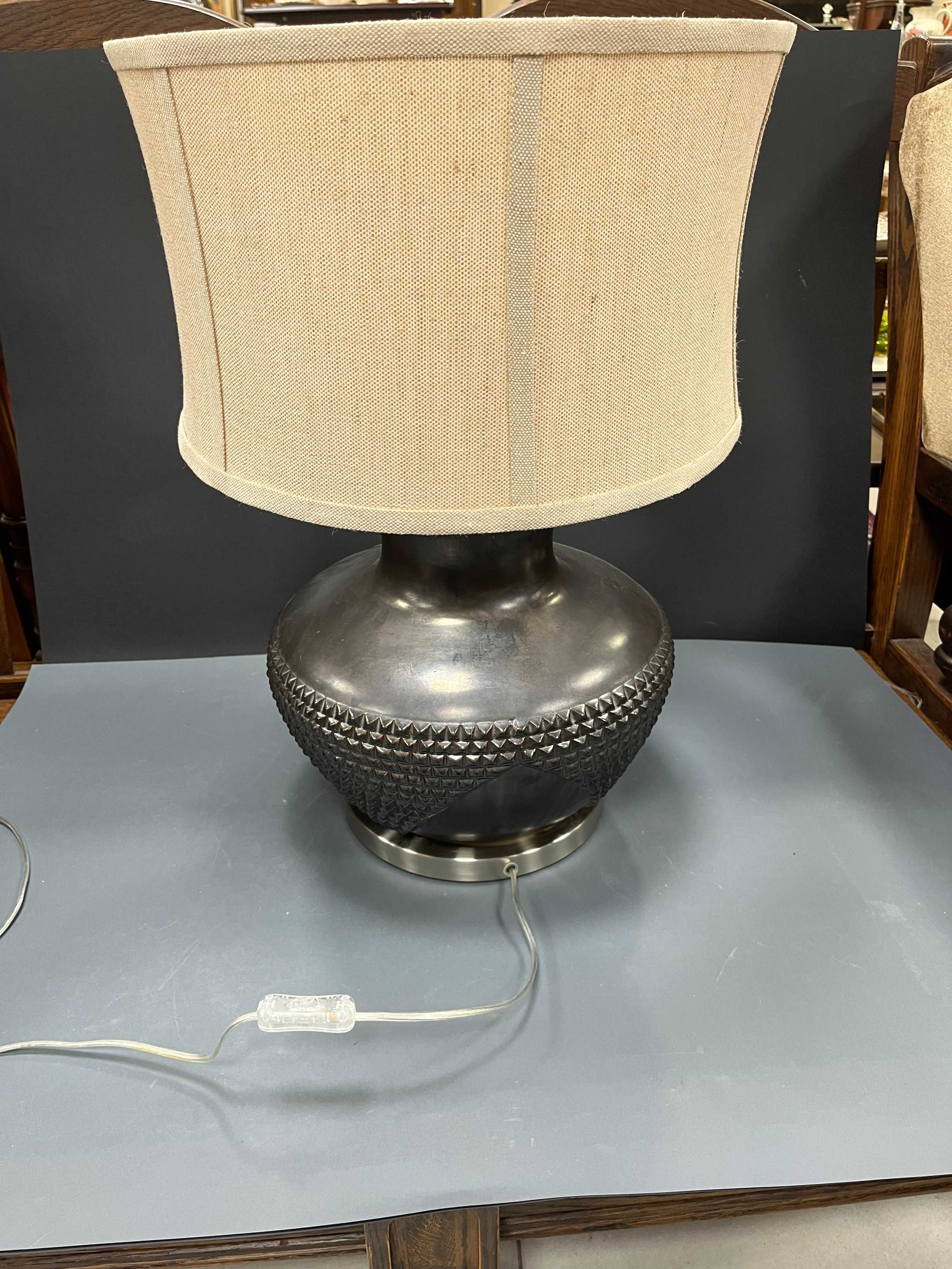 Съвременна настолна лампа с керамична основа