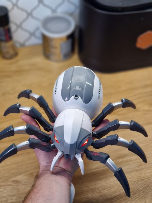 Paianjen cu telecomanda si functie de spray, de la Crazoo