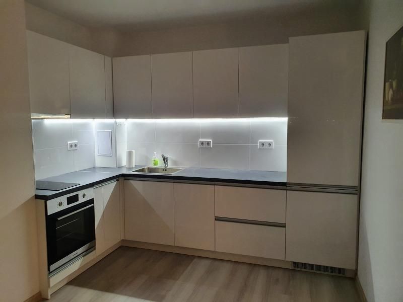 Дава се под наем Двустаен апартамент в Пловдив, Тракия - 78 кв.м за 418 € - Снимка #1