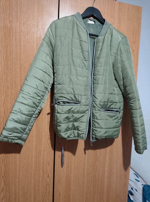 Geacă verde. In stare foarte buna