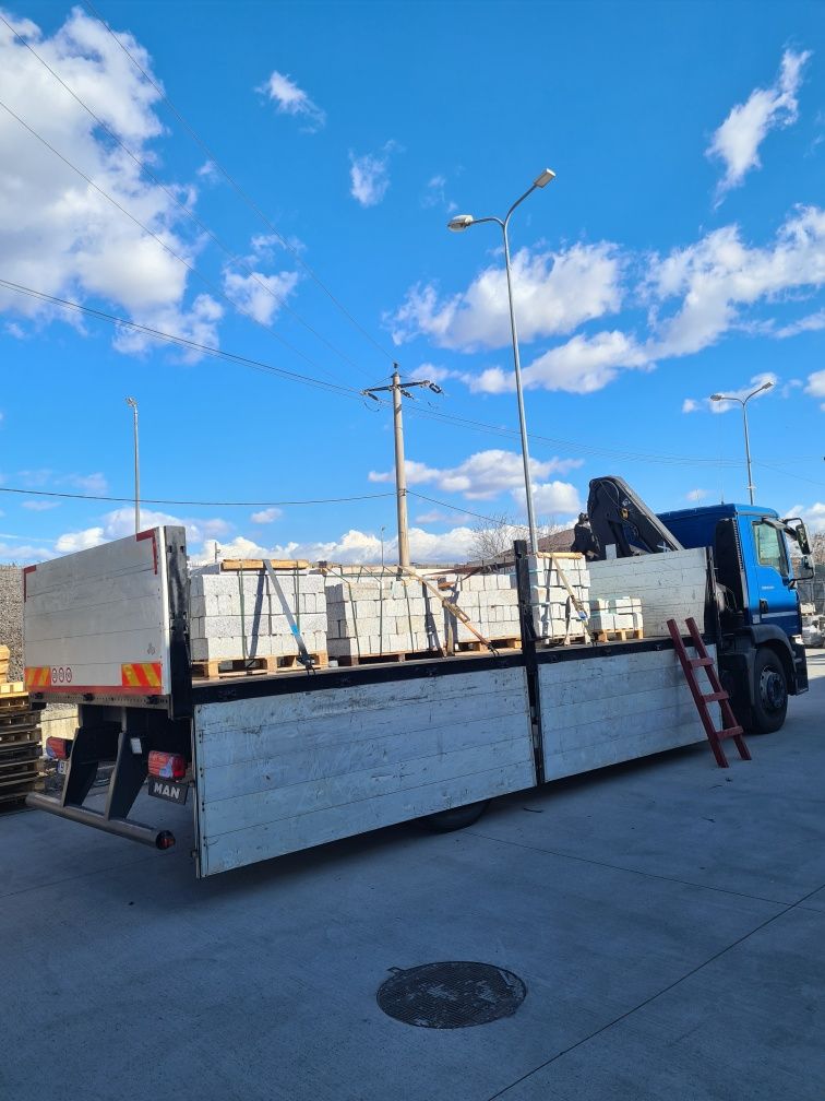 Închiriez camion cu macara / transport marfa containere