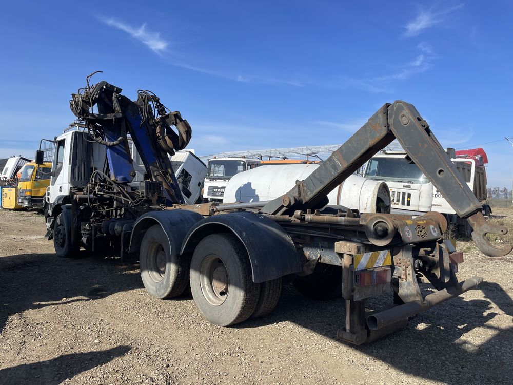 Iveco trakker 6x4 cu macara si abroll