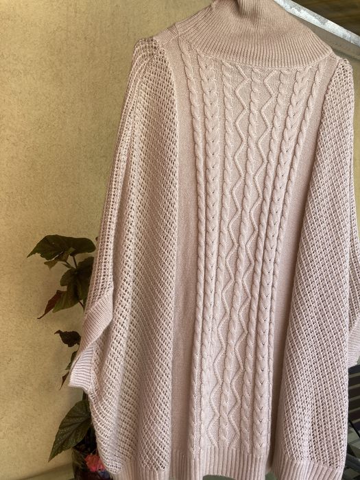 Cardigan foarte placut la piele,pe gat ,culoarea bej