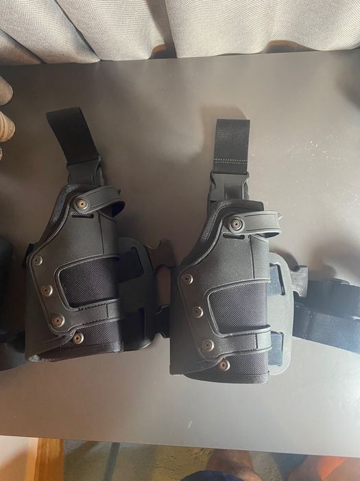 Vând 2 tocuri de pistol CZ p09