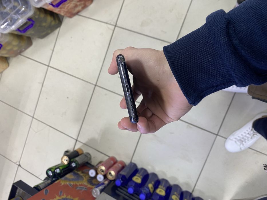 Iphone x srochna sotiladi