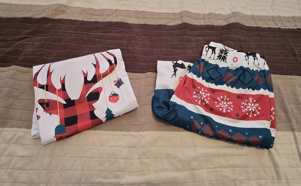 Set pijamale Crăciun damă/bărbați - mărime XL (damă) și S (bărbați)