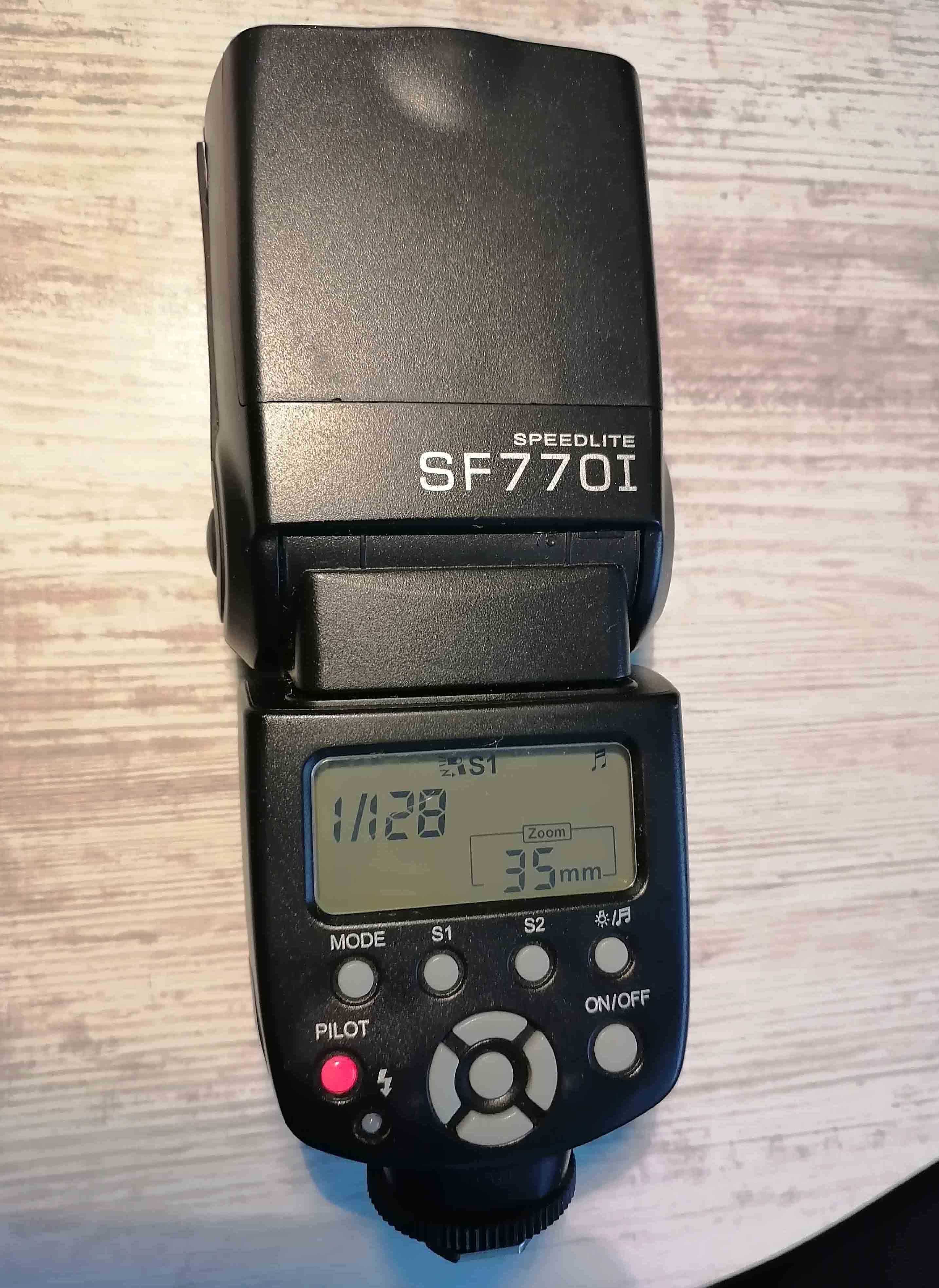 Продавам универсална фотосветкавица -SF 770 I