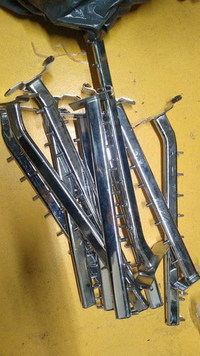 Umerase de plastic haine si metal/plastic pentru fuste/pantaloni