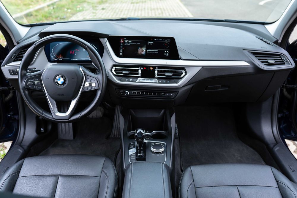 BMW 118i Advantage, automata, faruri led, int. piele, revizii la zi