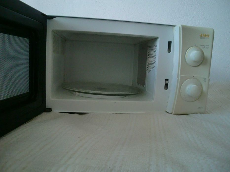 Микровълнова печка Delonghi MW311