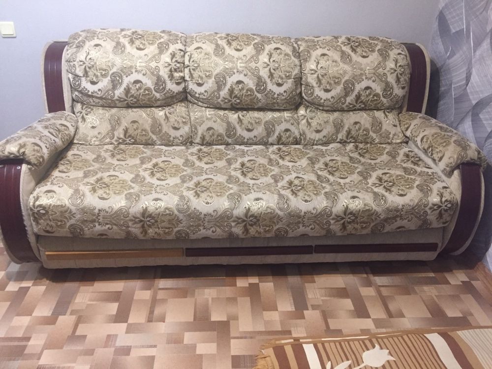 Продам мягкую мебель для гостиной, в комплект входит диван + 2 кресла.