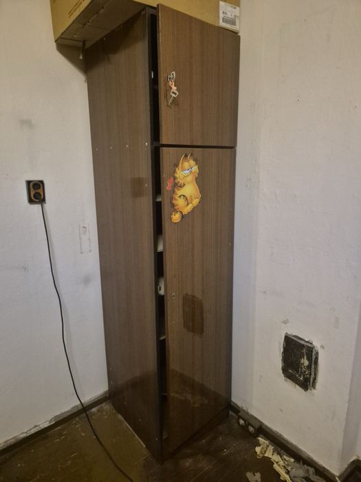 Мебели от дърво-гардероби, секции, бюро и маса