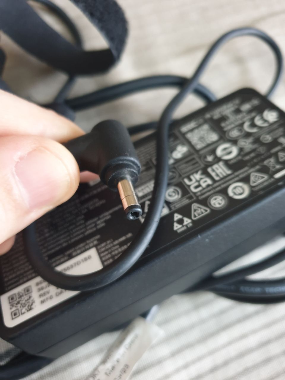 Продам  оригинальное зарядное устройство Lenovo 20v-3.25A