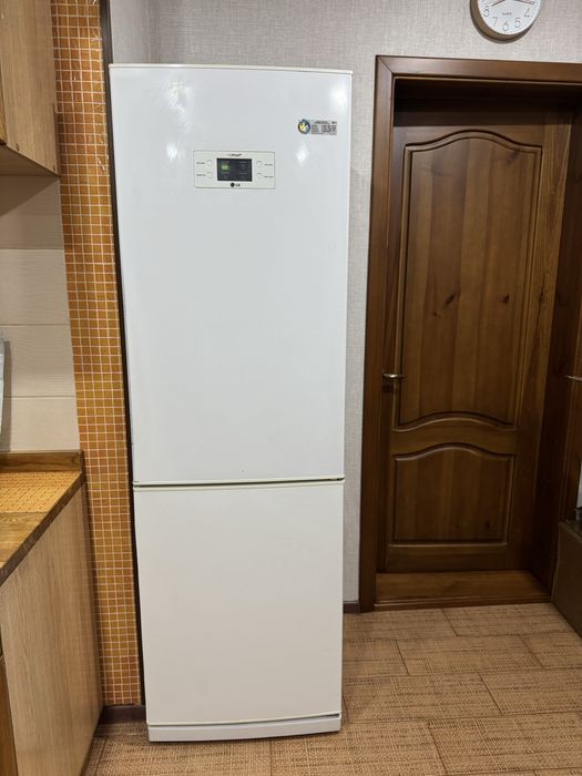 Подам холодильник LG.