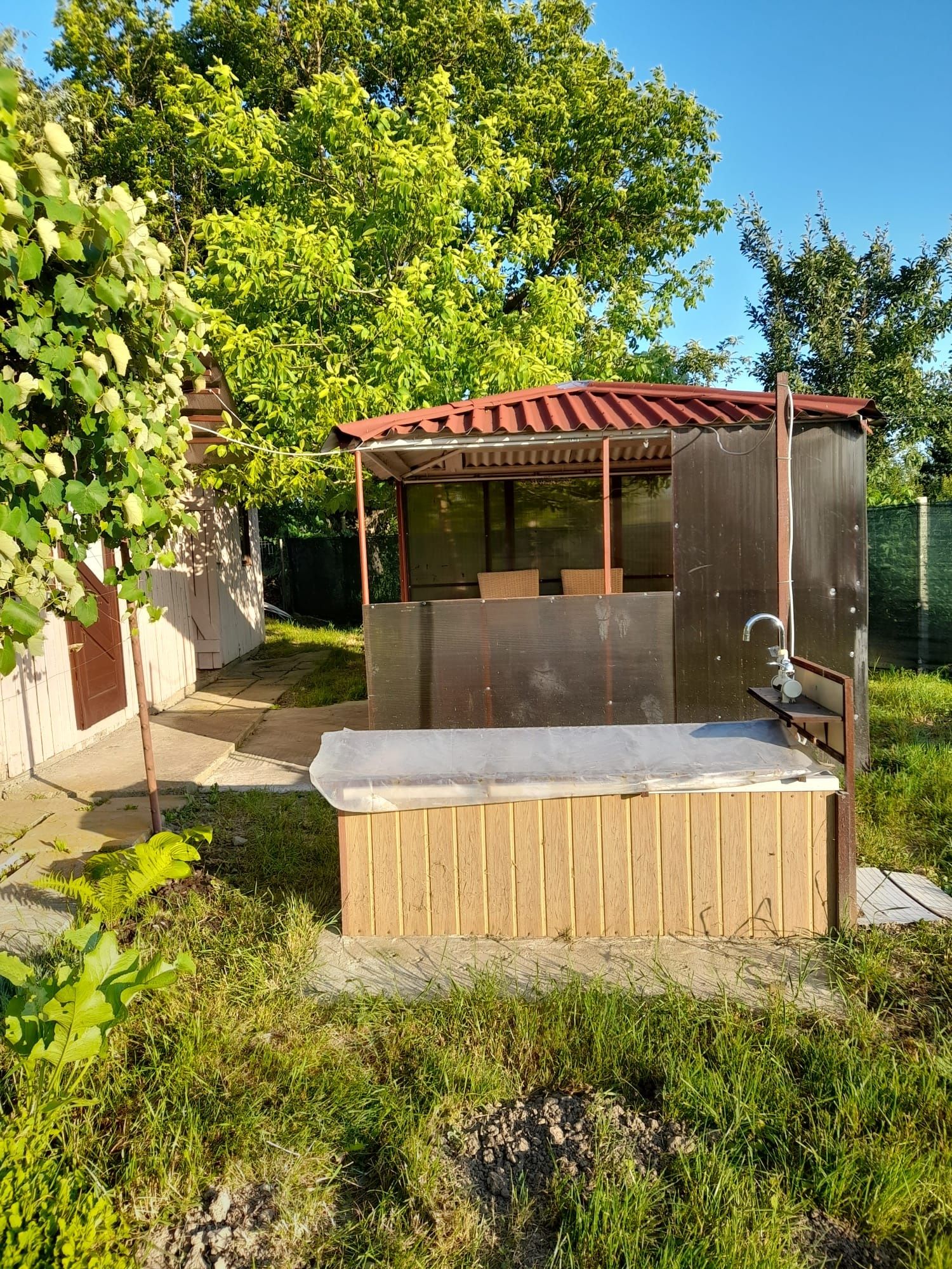 Vand locatie de vacanta (teren+casuta si anexe)