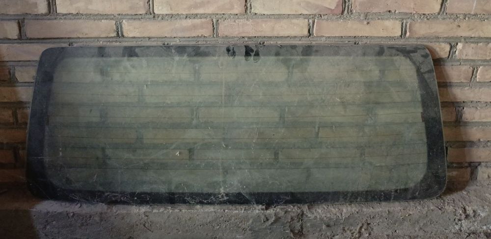 Продам задание стекло от двери багажника Митсубиси Паджеро 2