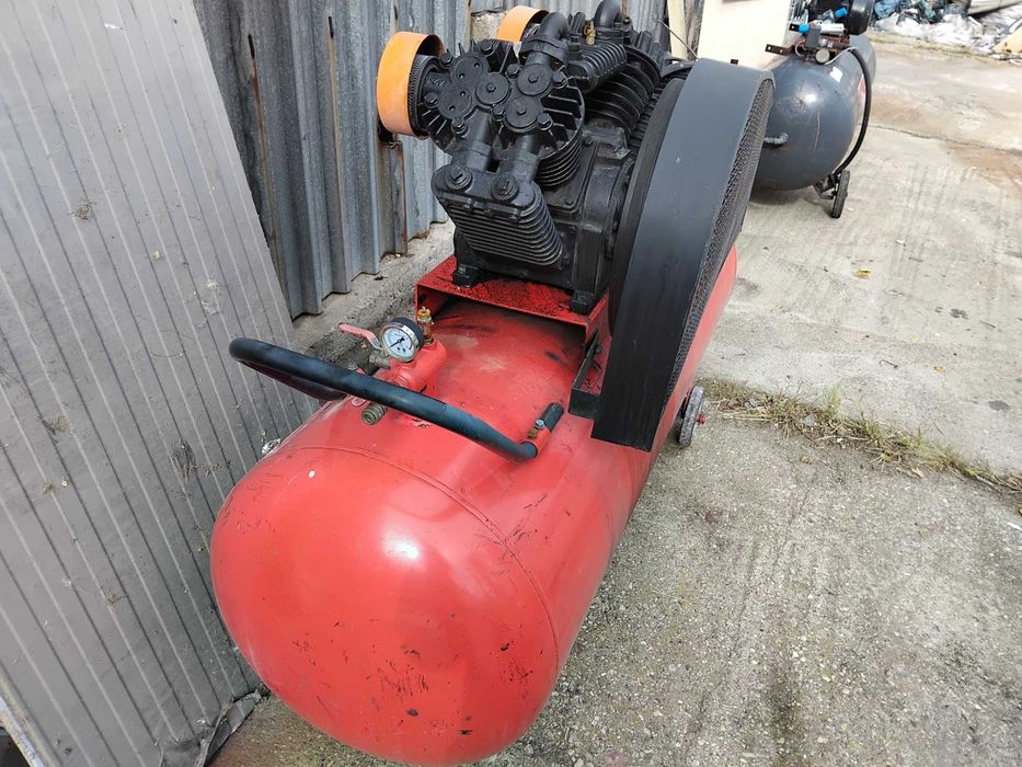 Два броя Компресори по  500литра